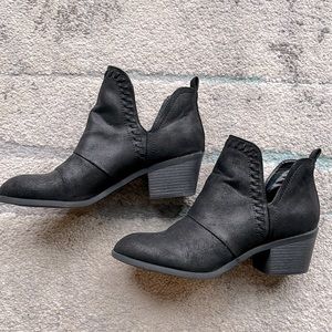 Rock & Candy Lipton 2 Black Bootie, size 9